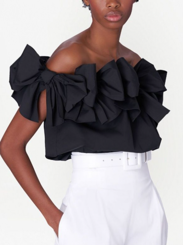 Atasan off shoulder dengan aksen pita di pinggang